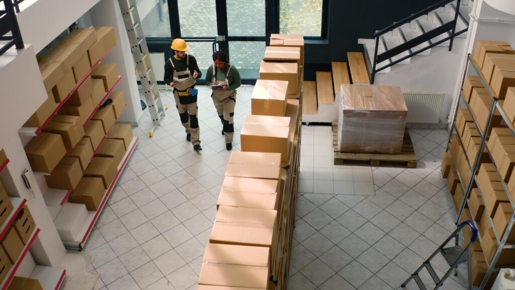 Das Bild zeigt eine professionelle Räumungsfirma in Aargau bei der Arbeit.